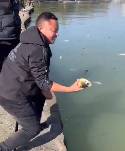 黄酒厂起火 黄酒流入湖中鱼群醉倒，长这么大，还是头一次遇到这种事？